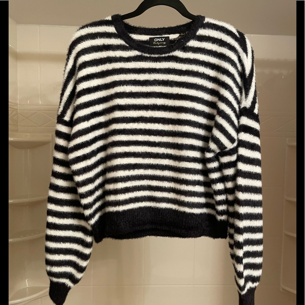 ✨NEW✨Only cropped sweater.